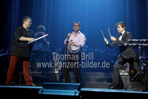 Patrick De Smet (Night of the Proms-Typewriter), Carlo und Zuschauer Marc bei der Night of the Proms 2012 in der Lanxess-Arena Köln (&copy; Thomas Brill)